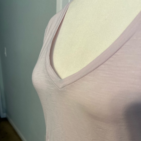 Universal Thread V-Neck Lilac Purple T-shirt Size Small - Picture 6 of 8